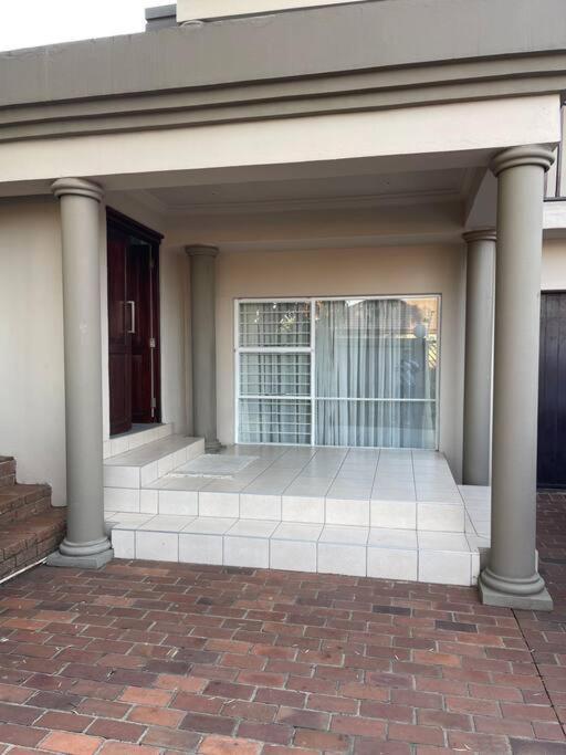Red Cascade - Luxury 4 Bedrooms -Solar And Aircons Hartbeespoort Exterior photo
