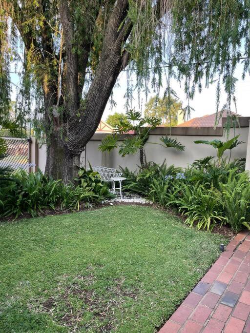 Red Cascade - Luxury 4 Bedrooms -Solar And Aircons Hartbeespoort Exterior photo